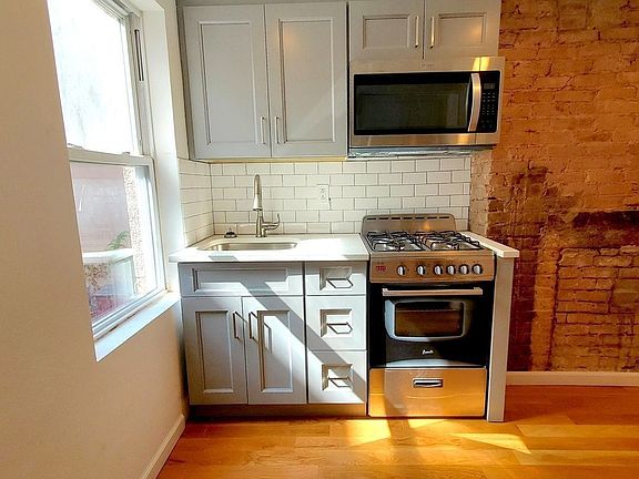2nd image of 425 E 12th St #2WR