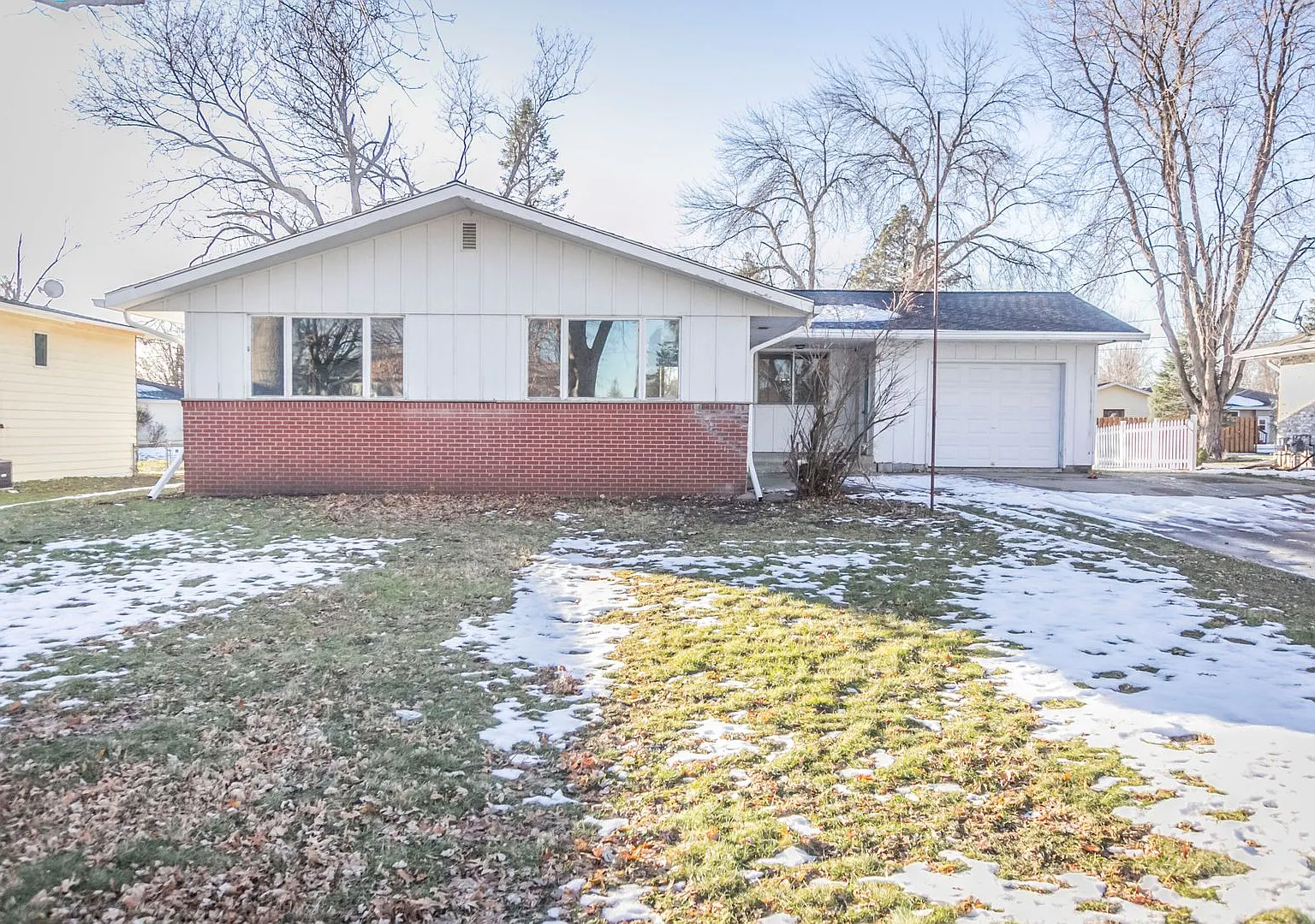 Spacious 3 Bedroom 1 Bathroom — Photo 1