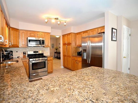4th image of 702 Roanoke Dr
