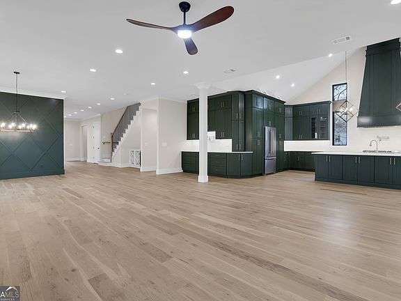 4th image of 990 Sycamore Dr