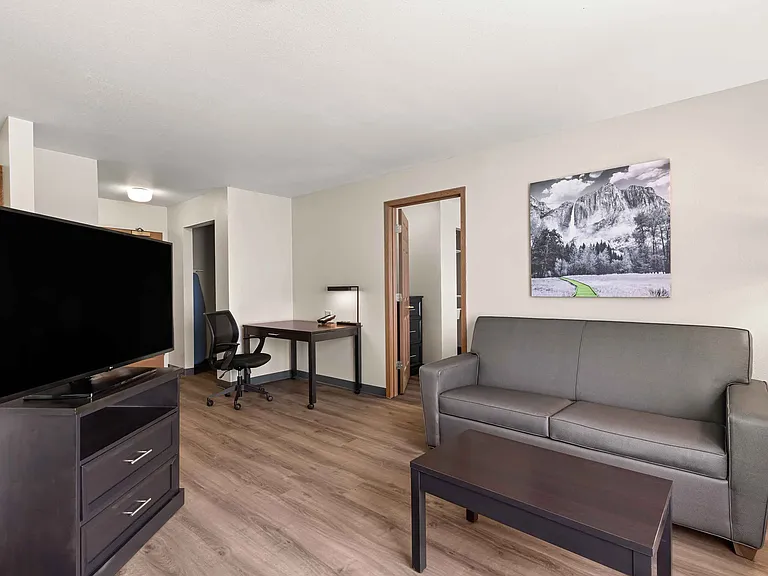1 Bedroom Suite - 1 Queen Bed