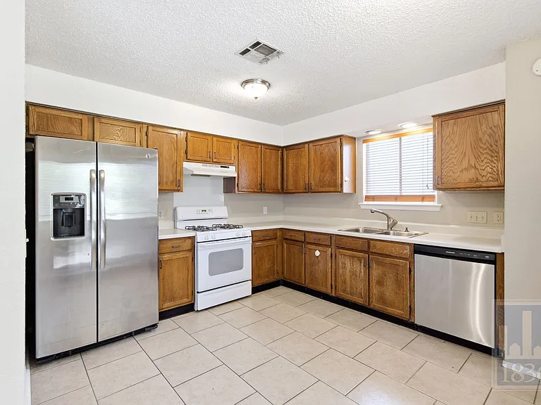 9002 Marsh Dr — Photo 2
