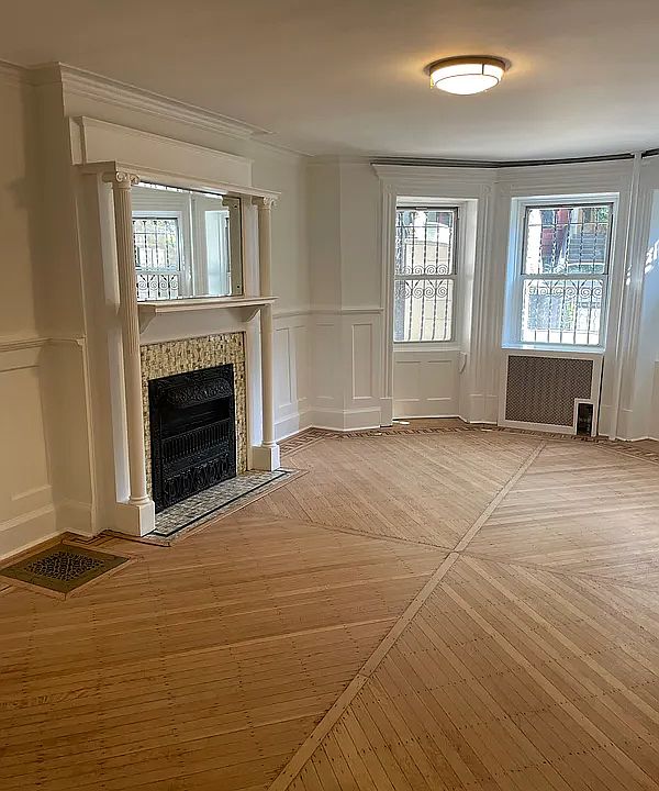 1st image of 819 Lincoln Pl