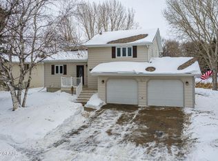 2920 Columbine Ct, Grand Forks, ND 58201