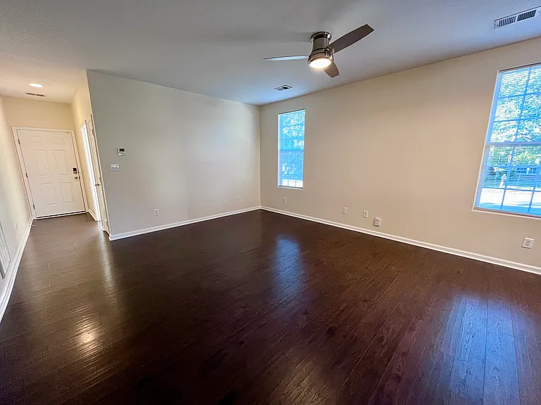 220 Shannon Ct — Photo 13