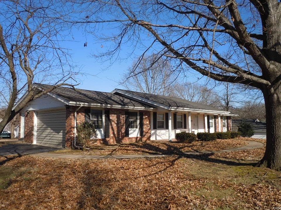 Nice curb appeal sitting on over 3/4 acre.