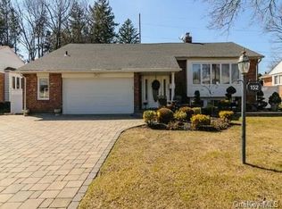 152 Dogwood Rd, Roslyn, NY 11576