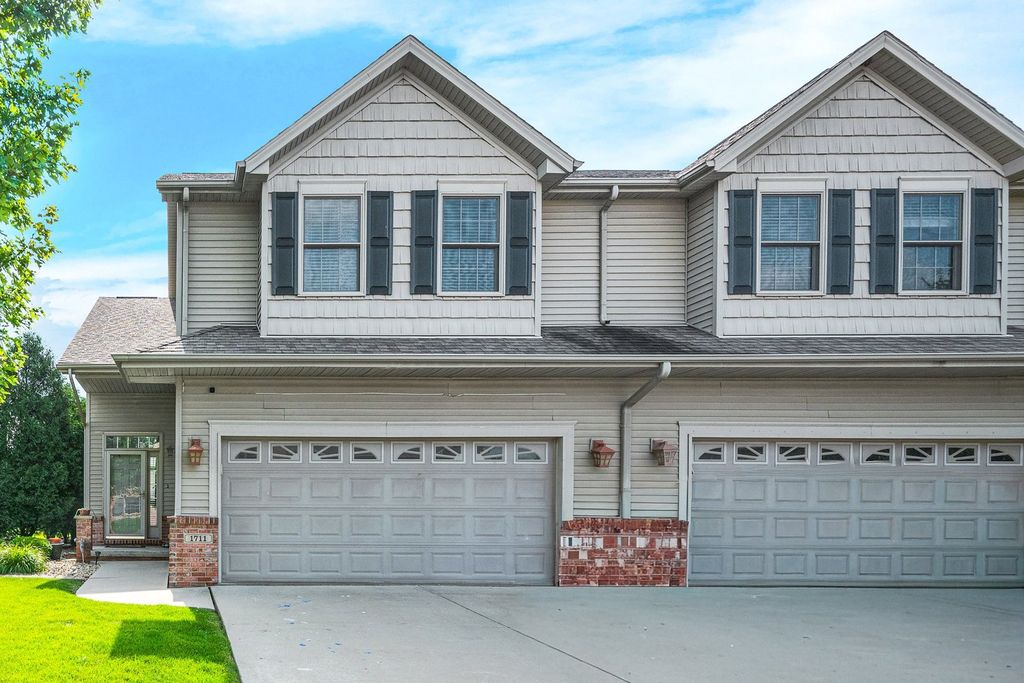 1711 Glenbridge Rd, Bloomington, IL
