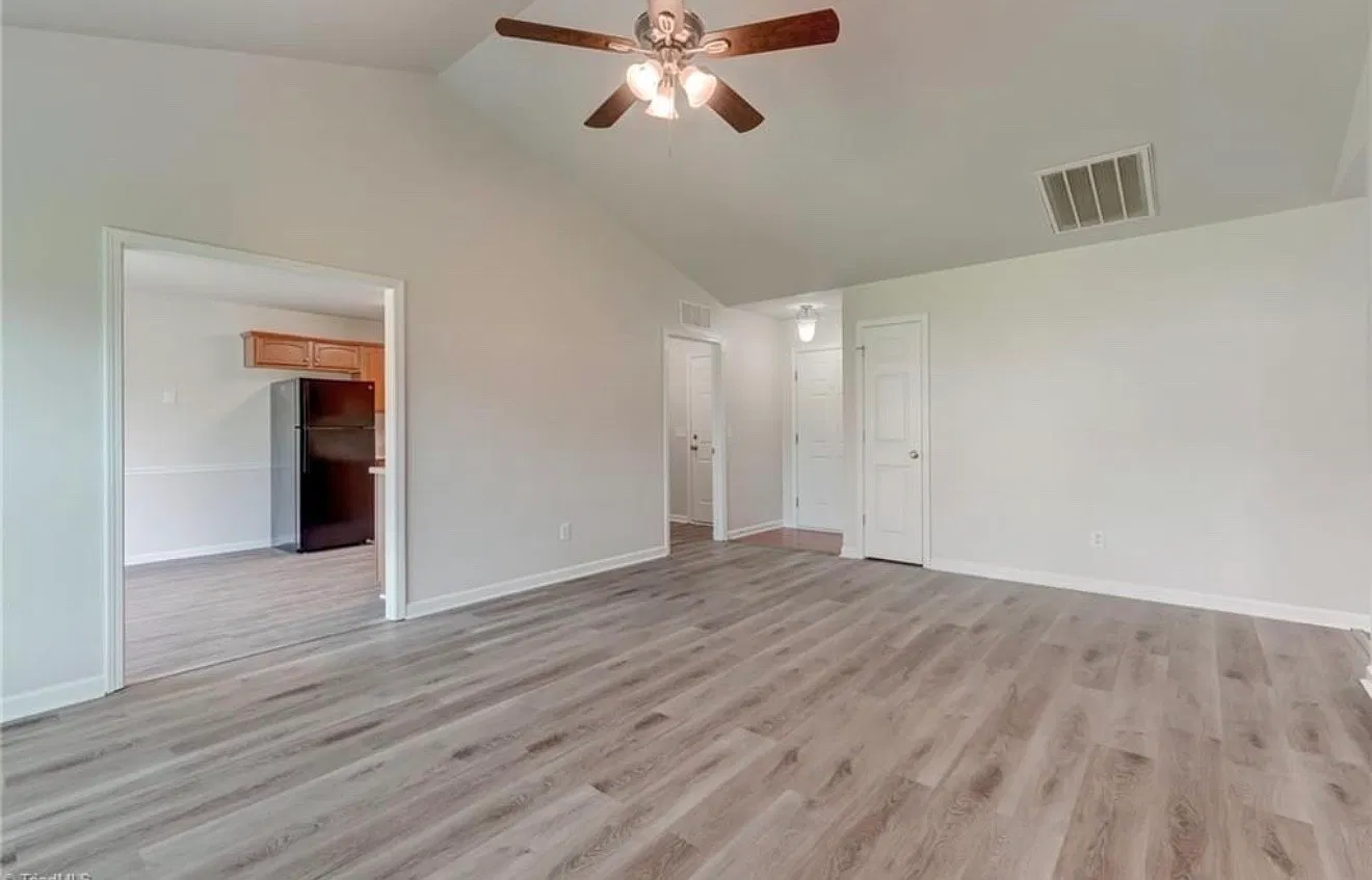 3 bed, 1201 sqft, $2,000 — Photo 3