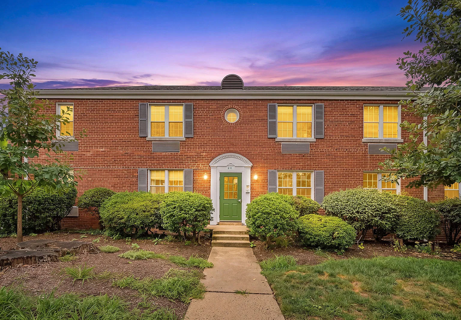 2 bed, 850 sqft, $2,400 — Photo 1