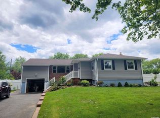 8 Van Alst Pl, Melville, NY 11747