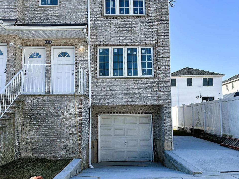 1st image of 480 Thornycroft Ave
