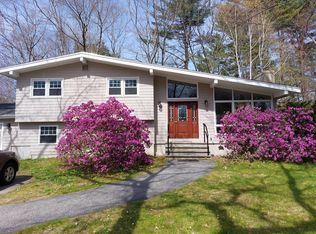 16 Thomas Ave, Topsham, ME 04086