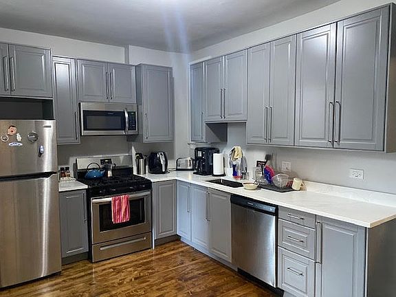 3rd image of 1513 W Winnemac Ave #1E