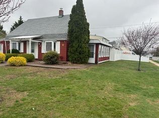 2 Crag Ln, Levittown, NY 11756