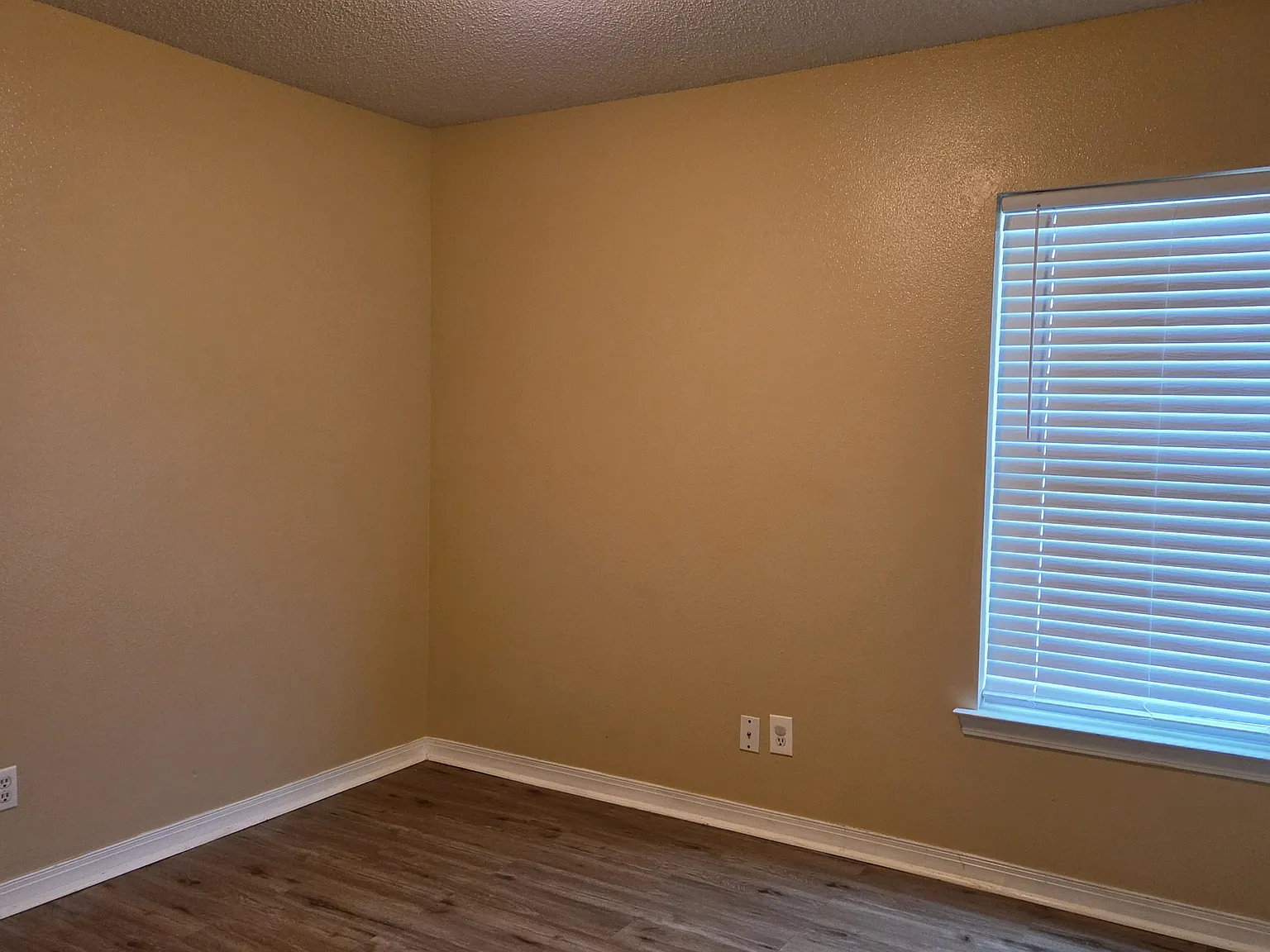 1093 Clairise Ct — Photo 2