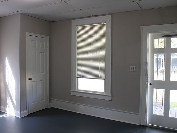3rd image of 1111 Gold St N #B