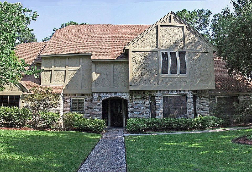 Massive, Statley front elevation