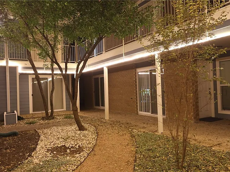 400 W 35th St #202 — Photo 15