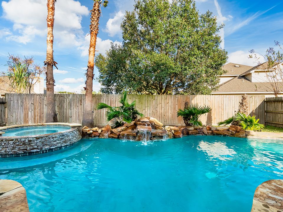 Enjoy the beautiful pool with hot tub