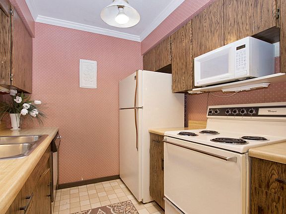 4th image of 17570 Parkwood Unit C