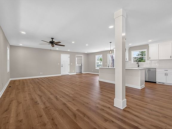 2nd image of 708 W Oak Dr