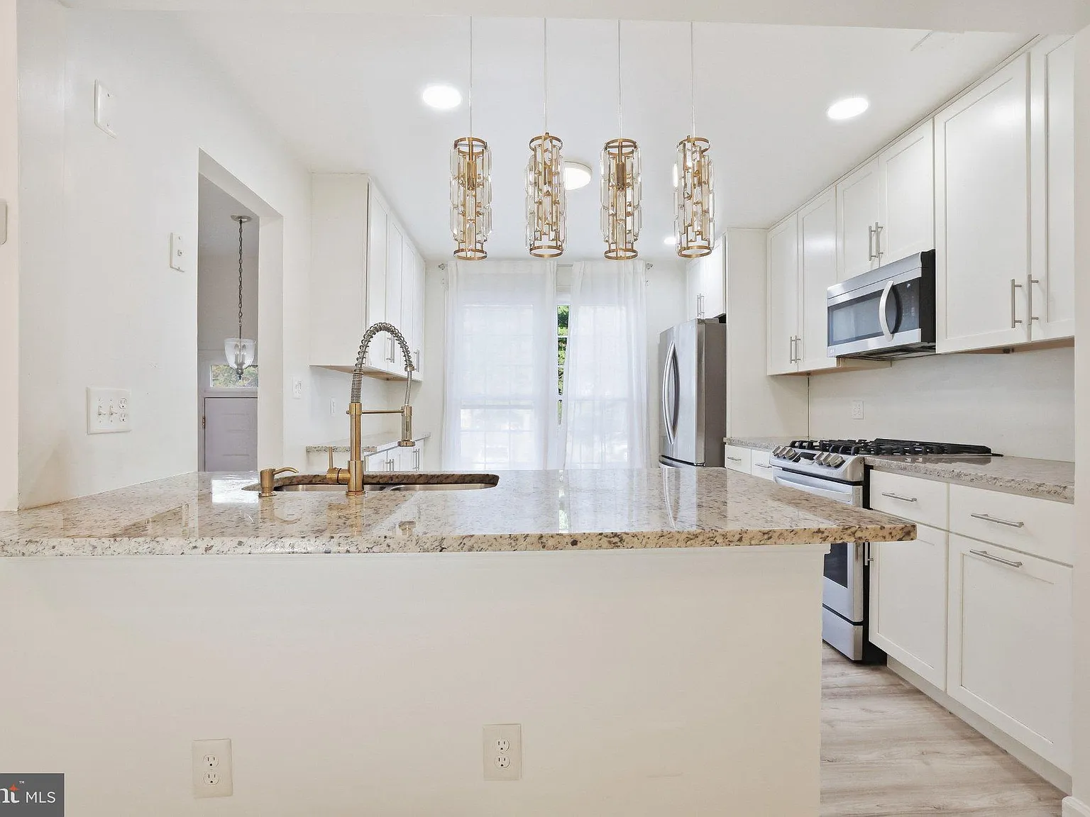 4 bed, 3.5 bath, 1963 sqft, $3,000 — Photo 3