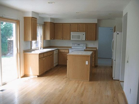 5th image of 2413 239th Pl NE