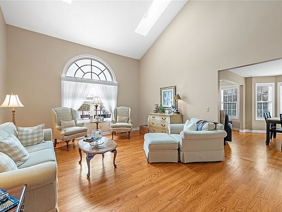 3rd image of 2939 Woodcrest Dr