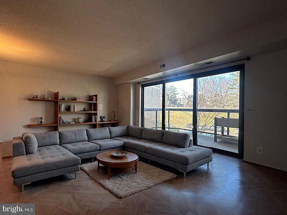 3rd image of 205 Yoakum Pkwy Unit 316
