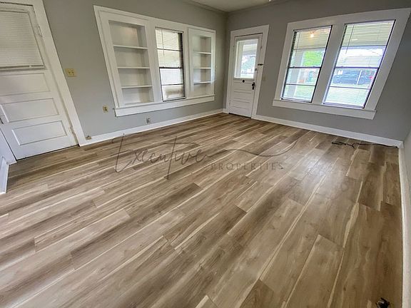 4th image of 208 N Kinney Ave