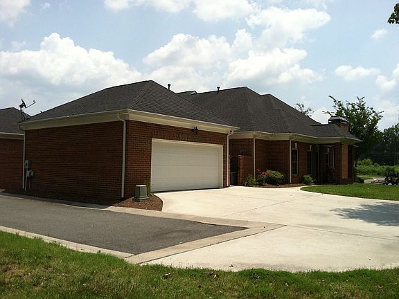 25' x 20' Garage w/Private driveway