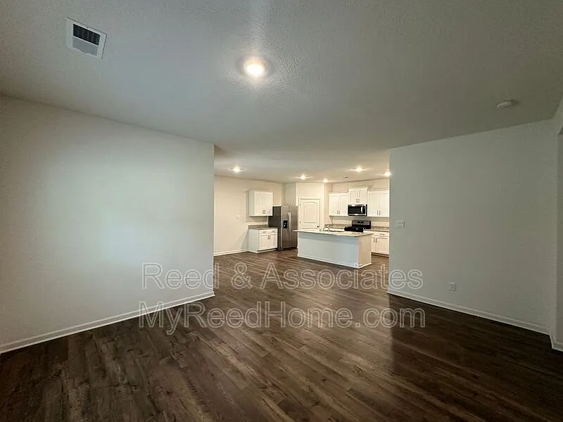 4 bed, 2.0 bath, 1796 sqft, $2,100 — Photo 2