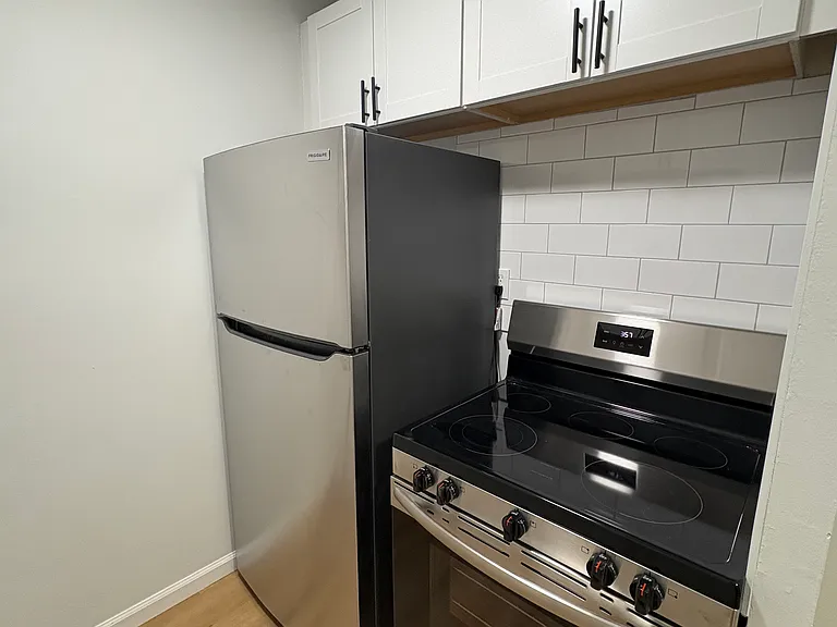 Wilshire Manor Apartments — Photo 9