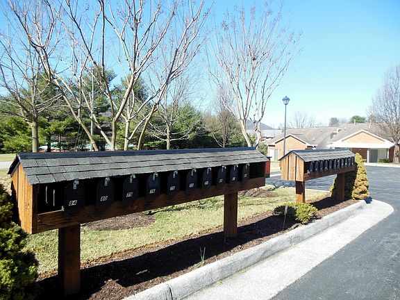 3rd image of 79 Stoneridge Ln
