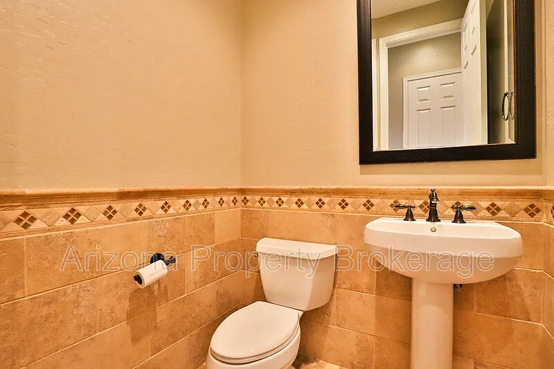 3 bed, 2.5 bath, 2865 sqft, $3,100 — Photo 2