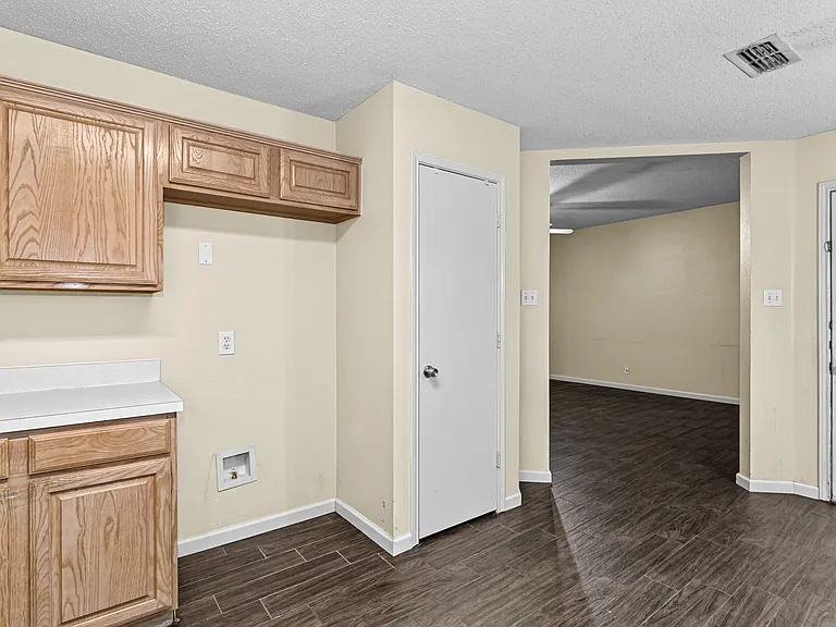 412 Dakota Dr — Photo 10