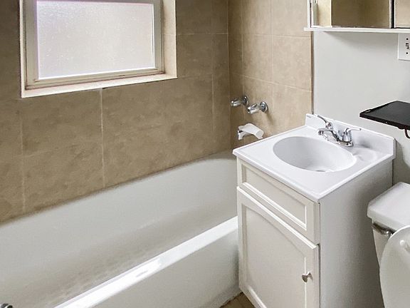 4th image of 5038 1/2 N Wolcott Ave #3