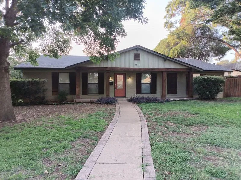 3831 Crestpark Dr