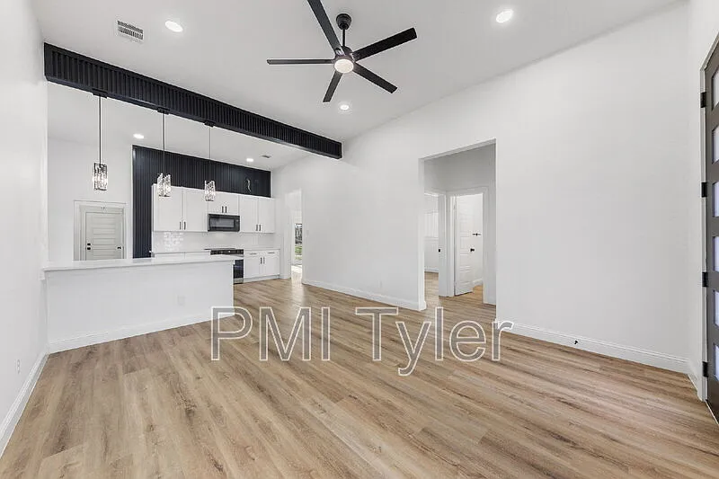 3 bed, 2.0 bath, 1516 sqft, $1,795 — Photo 3