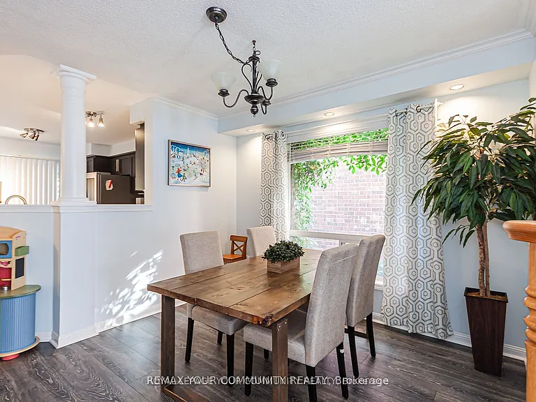 688 Hamilton Cres — Photo 2
