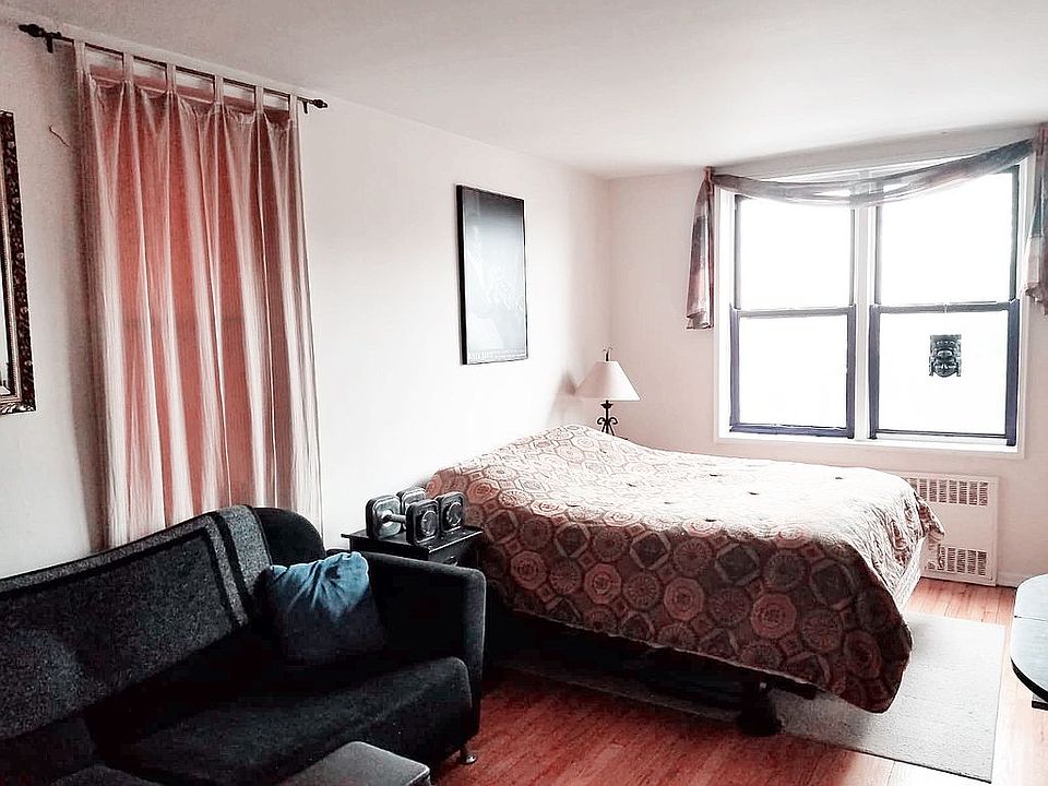 Large sleep/living room