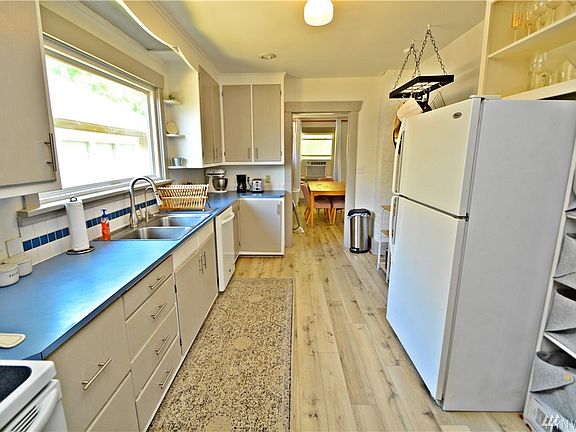 3rd image of 4012 S Park Ave