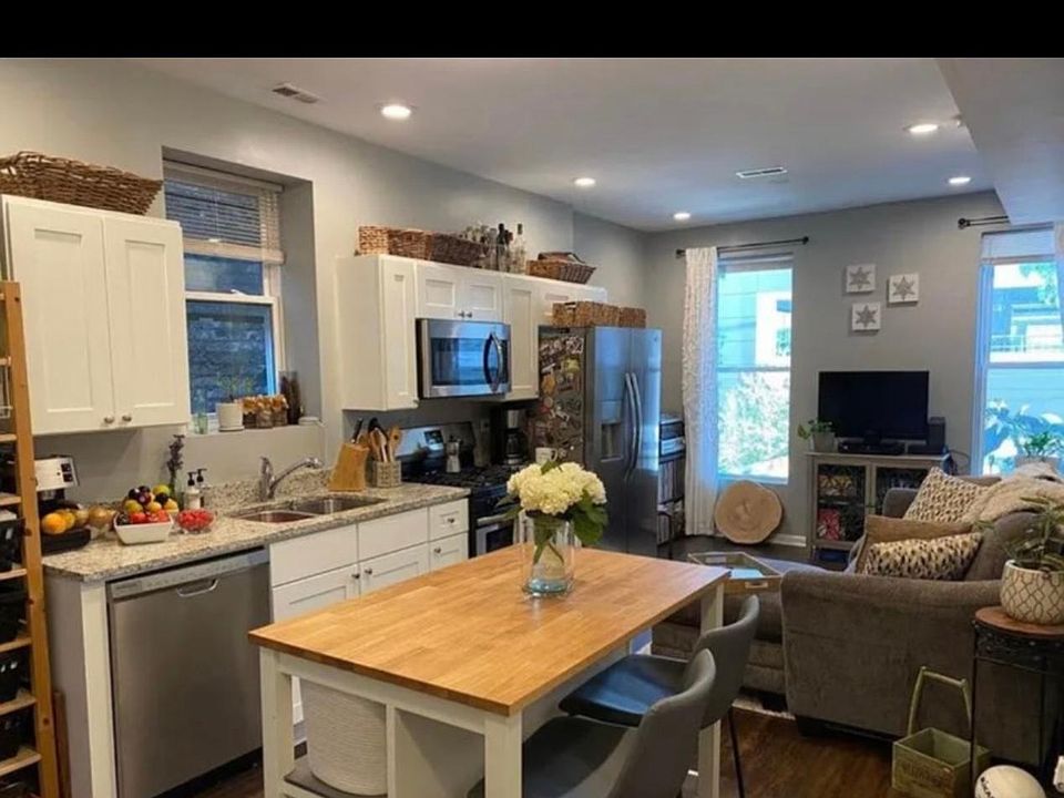 1st image of 1654 W Cortland St #4