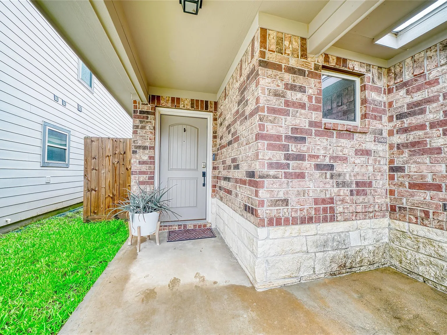3 bed, 2.0 bath, 1405 sqft, $2,300 — Photo 4