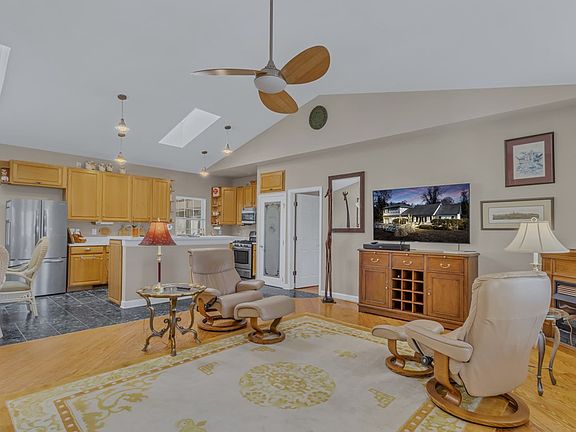 4th image of 489 Riverview Dr
