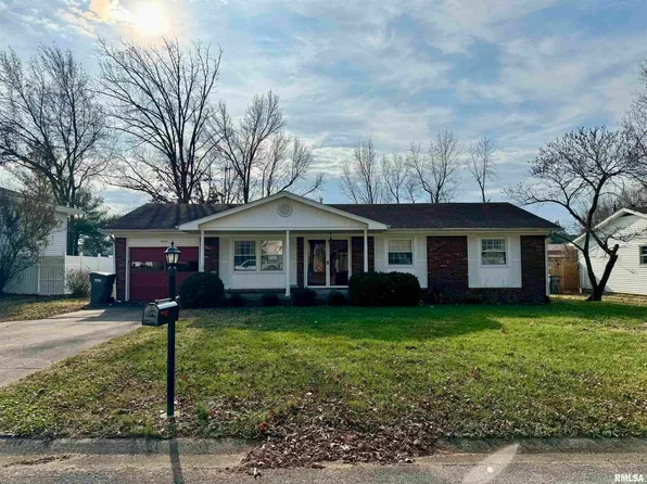 405 Lakeshore Dr, Carterville, IL 62918