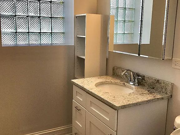 5th image of 1115 N Rockwell St #1