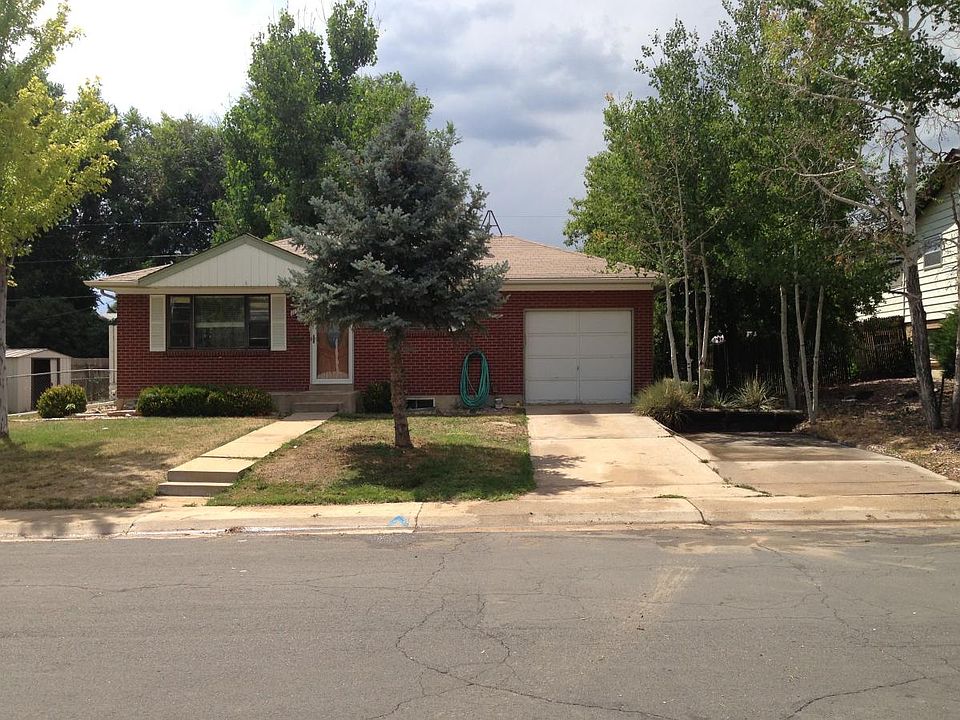 Front of house with rv parking on the side