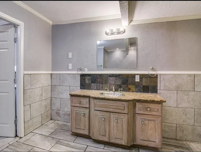 4 bed, 1700 sqft, $2,200 — Photo 4